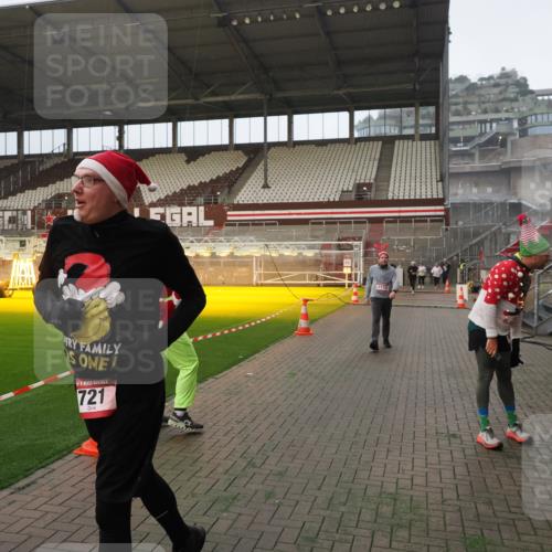 07.12.2025 - St. Pauli X-Mass-Run No. 15 Fabian Wolf http://msf.ph/oto/9388038 07.12.2025 10:18:53 Ziel 721, 1034, 2152, 3862, 4521, 4522, 4524, 4547 meine-sportfotos.de