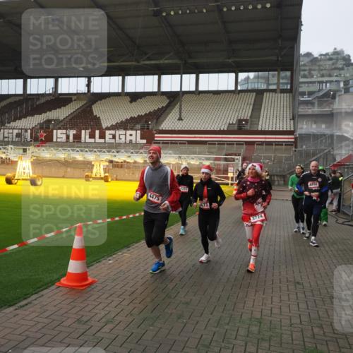 07.12.2025 - St. Pauli X-Mass-Run No. 15 Fabian Wolf http://msf.ph/oto/9388109 07.12.2025 10:19:05 Ziel 3455, 3724, 3975, 3976, 4330, 4331, 4436, 4437, 4438, 4473, 4475, 4498 meine-sportfotos.de