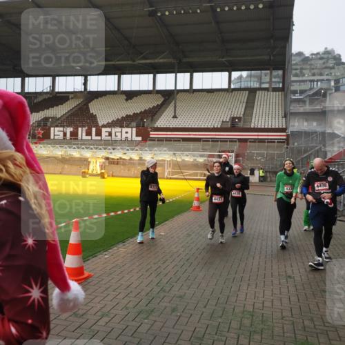 07.12.2025 - St. Pauli X-Mass-Run No. 15 Fabian Wolf http://msf.ph/oto/9388135 07.12.2025 10:19:06 Ziel 3455, 3724, 3975, 3976, 4330, 4331, 4436, 4437, 4438, 4473, 4475, 4498 meine-sportfotos.de