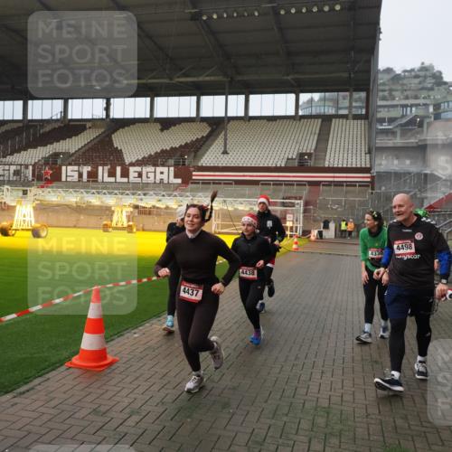 07.12.2025 - St. Pauli X-Mass-Run No. 15 Fabian Wolf http://msf.ph/oto/9388147 07.12.2025 10:19:07 Ziel 3455, 3724, 3975, 3976, 4330, 4331, 4436, 4437, 4438, 4473, 4475, 4498 meine-sportfotos.de