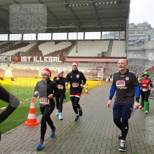07.12.2025 - St. Pauli X-Mass-Run No. 15 Fabian Wolf http://msf.ph/oto/9388162 07.12.2025 10:19:08 Ziel 3455, 3724, 3975, 3976, 4330, 4331, 4436, 4437, 4438, 4473, 4475, 4498 meine-sportfotos.de