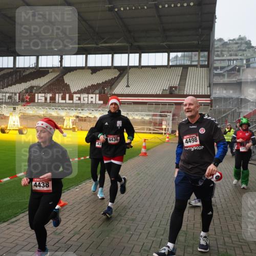 07.12.2025 - St. Pauli X-Mass-Run No. 15 Fabian Wolf http://msf.ph/oto/9388167 07.12.2025 10:19:08 Ziel 3455, 3724, 3975, 3976, 4330, 4331, 4436, 4437, 4438, 4473, 4475, 4498 meine-sportfotos.de