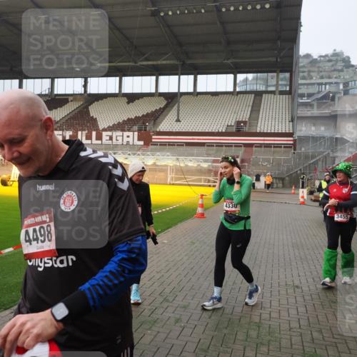 07.12.2025 - St. Pauli X-Mass-Run No. 15 Fabian Wolf http://msf.ph/oto/9388183 07.12.2025 10:19:10 Ziel 3455, 3724, 3975, 3976, 4330, 4331, 4436, 4437, 4438, 4473, 4475, 4498 meine-sportfotos.de
