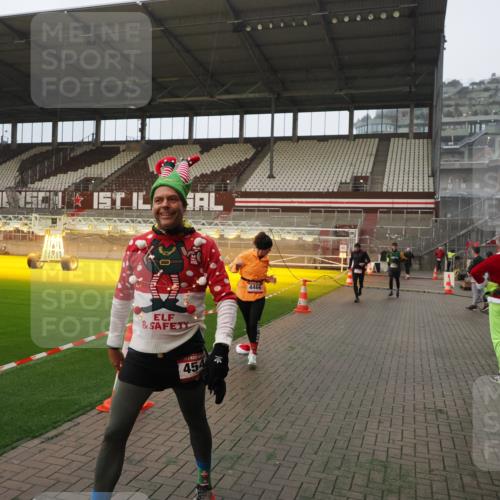 07.12.2025 - St. Pauli X-Mass-Run No. 15 Fabian Wolf http://msf.ph/oto/9388238 07.12.2025 10:19:19 Ziel 3695, 3724, 4115, 4436, 4437, 4438, 4466, 4473, 4475 meine-sportfotos.de