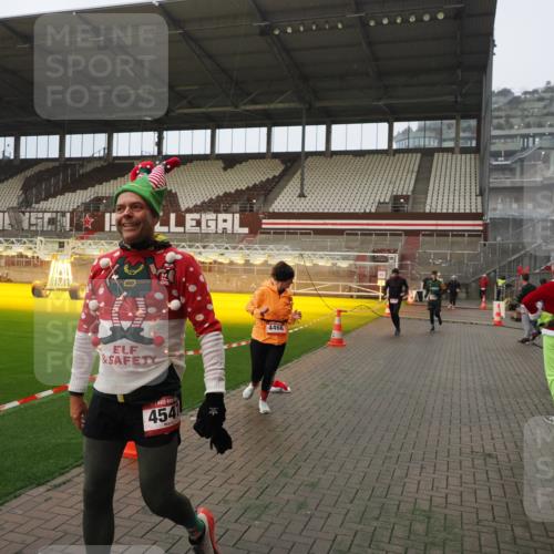 07.12.2025 - St. Pauli X-Mass-Run No. 15 Fabian Wolf http://msf.ph/oto/9388242 07.12.2025 10:19:19 Ziel 3695, 3724, 4115, 4436, 4437, 4438, 4466, 4473, 4475 meine-sportfotos.de