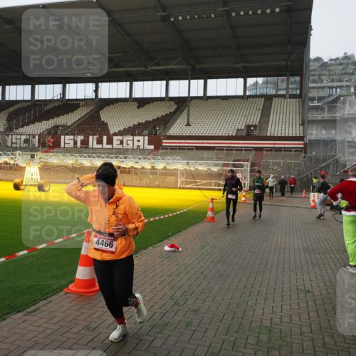 07.12.2025 - St. Pauli X-Mass-Run No. 15 Fabian Wolf http://msf.ph/oto/9388255 07.12.2025 10:19:20 Ziel 3011, 3013, 3695, 4115, 4436, 4437, 4438, 4466, 4473 meine-sportfotos.de