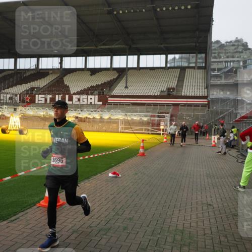 07.12.2025 - St. Pauli X-Mass-Run No. 15 Fabian Wolf http://msf.ph/oto/9388292 07.12.2025 10:19:24 Ziel 3011, 3013, 3695, 4038, 4115, 4466 meine-sportfotos.de