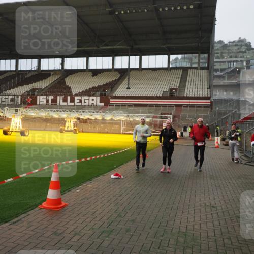 07.12.2025 - St. Pauli X-Mass-Run No. 15 Fabian Wolf http://msf.ph/oto/9388350 07.12.2025 10:19:28 Ziel 2750, 3011, 3013, 3695, 4038, 4115, 4466 meine-sportfotos.de
