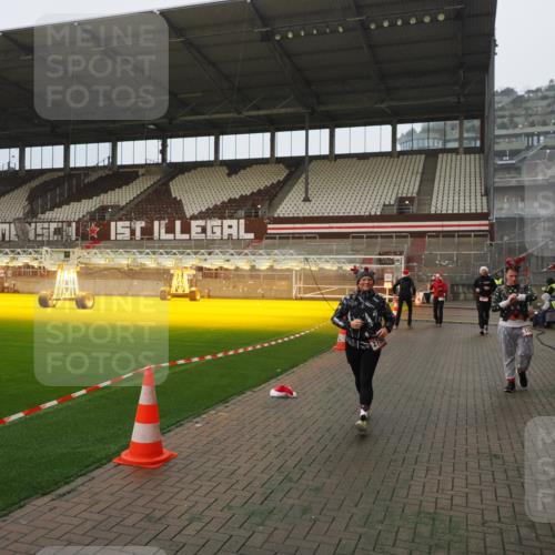 07.12.2025 - St. Pauli X-Mass-Run No. 15 Fabian Wolf http://msf.ph/oto/9388407 07.12.2025 10:19:36 Ziel 658, 661, 2750, 3011, 3013, 3695, 4038, 4074 meine-sportfotos.de