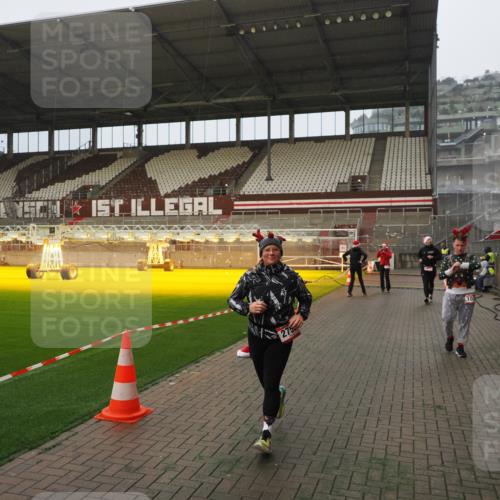 07.12.2025 - St. Pauli X-Mass-Run No. 15 Fabian Wolf http://msf.ph/oto/9388423 07.12.2025 10:19:37 Ziel 658, 661, 2750, 3011, 3013, 4038, 4074 meine-sportfotos.de