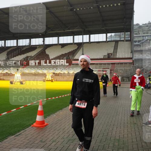 07.12.2025 - St. Pauli X-Mass-Run No. 15 Fabian Wolf http://msf.ph/oto/9388456 07.12.2025 10:19:45 Ziel 658, 661, 2750, 4074 meine-sportfotos.de