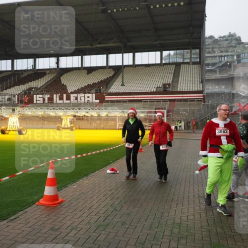 07.12.2025 - St. Pauli X-Mass-Run No. 15 Fabian Wolf http://msf.ph/oto/9388460 07.12.2025 10:19:48 Ziel 658, 661, 4074 meine-sportfotos.de