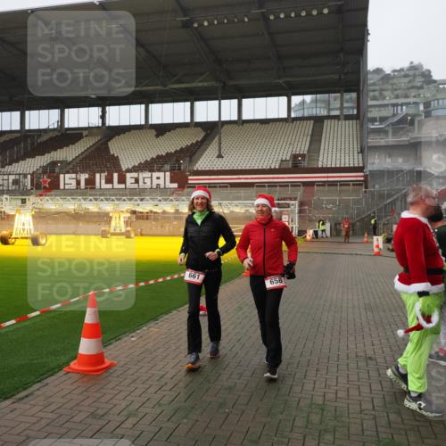 07.12.2025 - St. Pauli X-Mass-Run No. 15 Fabian Wolf http://msf.ph/oto/9388466 07.12.2025 10:19:48 Ziel 658, 661, 4074 meine-sportfotos.de