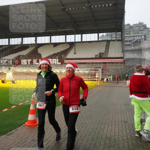07.12.2025 - St. Pauli X-Mass-Run No. 15 Fabian Wolf http://msf.ph/oto/9388480 07.12.2025 10:19:49 Ziel 658, 661, 4074 meine-sportfotos.de