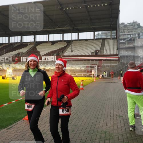 07.12.2025 - St. Pauli X-Mass-Run No. 15 Fabian Wolf http://msf.ph/oto/9388485 07.12.2025 10:19:49 Ziel 658, 661, 4074 meine-sportfotos.de