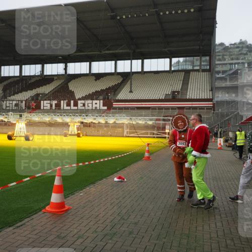 07.12.2025 - St. Pauli X-Mass-Run No. 15 Fabian Wolf http://msf.ph/oto/9388534 07.12.2025 10:19:59 Ziel 1364, 1903, 2238, 2751, 3846, 3871, 3893 meine-sportfotos.de