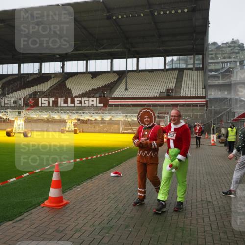 07.12.2025 - St. Pauli X-Mass-Run No. 15 Fabian Wolf http://msf.ph/oto/9388551 07.12.2025 10:20:00 Ziel 1364, 1903, 2238, 2751, 3846, 3871, 3893 meine-sportfotos.de