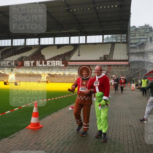 07.12.2025 - St. Pauli X-Mass-Run No. 15 Fabian Wolf http://msf.ph/oto/9388563 07.12.2025 10:20:01 Ziel 1364, 1903, 2238, 2751, 3846, 3871, 3893 meine-sportfotos.de