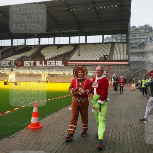07.12.2025 - St. Pauli X-Mass-Run No. 15 Fabian Wolf http://msf.ph/oto/9388567 07.12.2025 10:20:01 Ziel 1364, 1903, 2238, 2751, 3846, 3871, 3893 meine-sportfotos.de