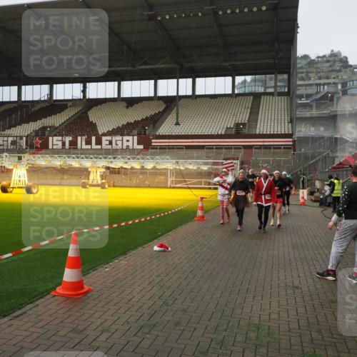 07.12.2025 - St. Pauli X-Mass-Run No. 15 Fabian Wolf http://msf.ph/oto/9388597 07.12.2025 10:20:05 Ziel 1364, 1553, 1903, 2238, 2751, 3846, 3871, 3893, 4042, 4071 meine-sportfotos.de