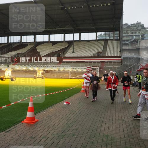 07.12.2025 - St. Pauli X-Mass-Run No. 15 Fabian Wolf http://msf.ph/oto/9388608 07.12.2025 10:20:06 Ziel 459, 1364, 1553, 1903, 2238, 2751, 3846, 3871, 3893, 4042, 4071 meine-sportfotos.de