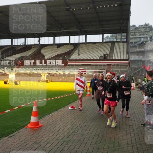 07.12.2025 - St. Pauli X-Mass-Run No. 15 Fabian Wolf http://msf.ph/oto/9388630 07.12.2025 10:20:08 Ziel 459, 1364, 1553, 1903, 2238, 2751, 2855, 3846, 3871, 3893, 4042, 4071, 4503 meine-sportfotos.de