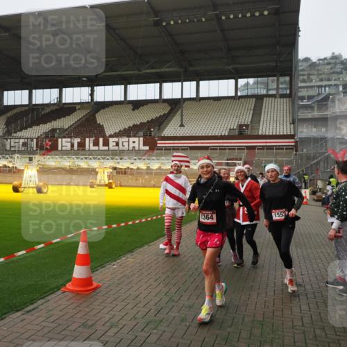 07.12.2025 - St. Pauli X-Mass-Run No. 15 Fabian Wolf http://msf.ph/oto/9388634 07.12.2025 10:20:08 Ziel 459, 1364, 1553, 1903, 2238, 2751, 2855, 3846, 3871, 3893, 4042, 4071, 4503 meine-sportfotos.de