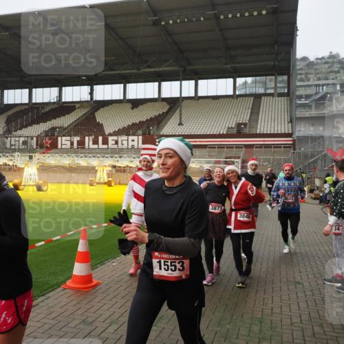 07.12.2025 - St. Pauli X-Mass-Run No. 15 Fabian Wolf http://msf.ph/oto/9388660 07.12.2025 10:20:09 Ziel 459, 1364, 1553, 1903, 2238, 2751, 2855, 3846, 3871, 3893, 4042, 4071, 4503 meine-sportfotos.de