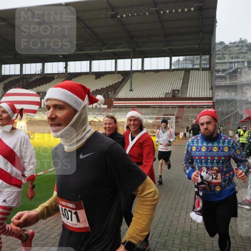 07.12.2025 - St. Pauli X-Mass-Run No. 15 Fabian Wolf http://msf.ph/oto/9388693 07.12.2025 10:20:11 Ziel 459, 1364, 1553, 1903, 2238, 2751, 2855, 3846, 3871, 4042, 4071, 4503 meine-sportfotos.de