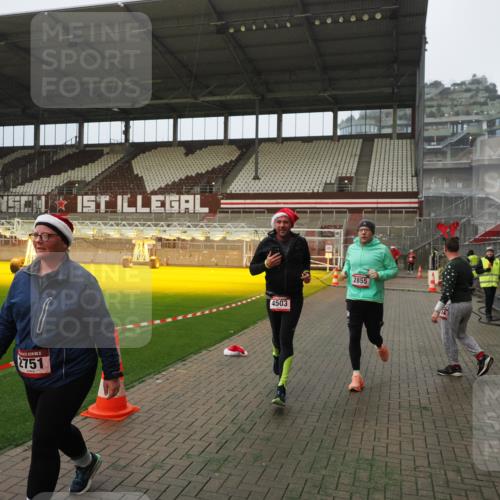 07.12.2025 - St. Pauli X-Mass-Run No. 15 Fabian Wolf http://msf.ph/oto/9388734 07.12.2025 10:20:14 Ziel 459, 1364, 1553, 1903, 2238, 2751, 2855, 3846, 3871, 4042, 4071, 4503 meine-sportfotos.de