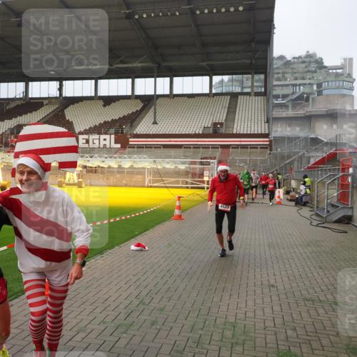 07.12.2025 - St. Pauli X-Mass-Run No. 15 Fabian Wolf http://msf.ph/oto/9388826 07.12.2025 10:20:22 Ziel 447, 452, 459, 461, 478, 1553, 2187, 2855, 3473, 3832, 4042, 4071, 4116, 4503, 4523 meine-sportfotos.de