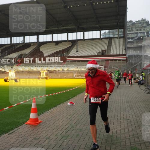 07.12.2025 - St. Pauli X-Mass-Run No. 15 Fabian Wolf http://msf.ph/oto/9388843 07.12.2025 10:20:23 Ziel 447, 452, 459, 461, 478, 2187, 2855, 3473, 3832, 4042, 4071, 4116, 4503, 4523 meine-sportfotos.de