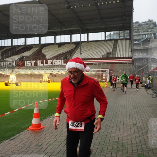 07.12.2025 - St. Pauli X-Mass-Run No. 15 Fabian Wolf http://msf.ph/oto/9388850 07.12.2025 10:20:24 Ziel 447, 452, 459, 461, 478, 2187, 2855, 3473, 3832, 4116, 4503, 4523 meine-sportfotos.de