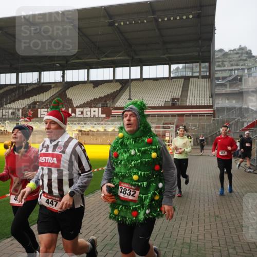 07.12.2025 - St. Pauli X-Mass-Run No. 15 Fabian Wolf http://msf.ph/oto/9388904 07.12.2025 10:20:29 Ziel 447, 452, 461, 478, 2187, 3473, 3832, 4116, 4490, 4523 meine-sportfotos.de