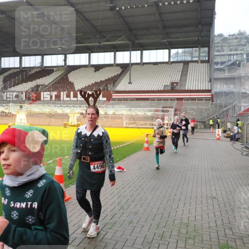 07.12.2025 - St. Pauli X-Mass-Run No. 15 Fabian Wolf http://msf.ph/oto/9388982 07.12.2025 10:20:39 Ziel 392, 447, 452, 461, 478, 1016, 1076, 1466, 2187, 3473, 3832, 4490, 4517 meine-sportfotos.de