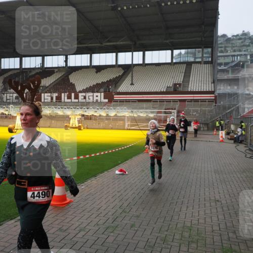 07.12.2025 - St. Pauli X-Mass-Run No. 15 Fabian Wolf http://msf.ph/oto/9388993 07.12.2025 10:20:40 Ziel 392, 447, 452, 461, 478, 1016, 1076, 1466, 2187, 3473, 3832, 4490, 4517 meine-sportfotos.de
