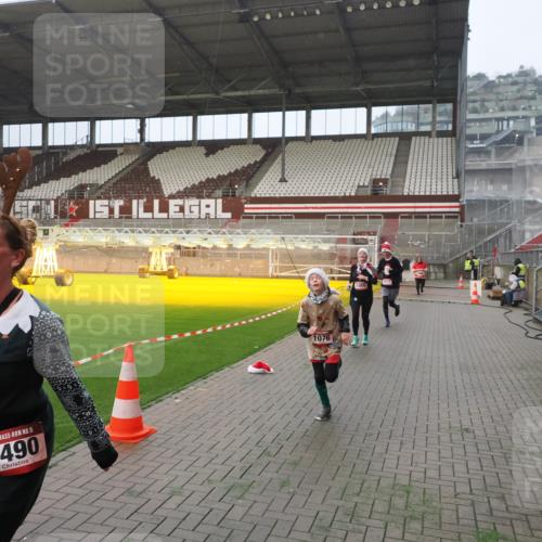 07.12.2025 - St. Pauli X-Mass-Run No. 15 Fabian Wolf http://msf.ph/oto/9388997 07.12.2025 10:20:40 Ziel 392, 447, 452, 461, 478, 1016, 1076, 1466, 2187, 3473, 3832, 4490, 4517 meine-sportfotos.de