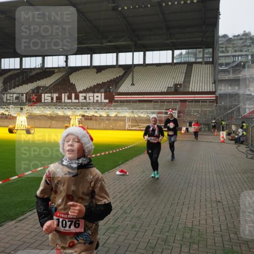 07.12.2025 - St. Pauli X-Mass-Run No. 15 Fabian Wolf http://msf.ph/oto/9389015 07.12.2025 10:20:41 Ziel 392, 447, 452, 461, 478, 1016, 1076, 1466, 2187, 3473, 4490, 4517 meine-sportfotos.de