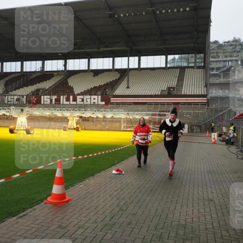 07.12.2025 - St. Pauli X-Mass-Run No. 15 Fabian Wolf http://msf.ph/oto/9389075 07.12.2025 10:20:51 Ziel 392, 1016, 1076, 1466, 2799, 4517 meine-sportfotos.de