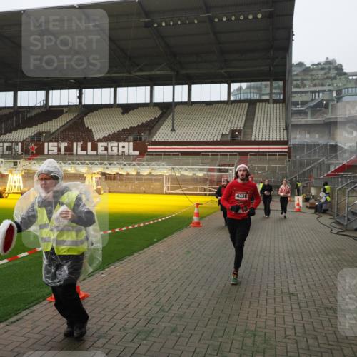07.12.2025 - St. Pauli X-Mass-Run No. 15 Fabian Wolf http://msf.ph/oto/9389149 07.12.2025 10:21:07 Ziel 1386, 1407, 1898, 1900, 2565, 3984, 4338 meine-sportfotos.de
