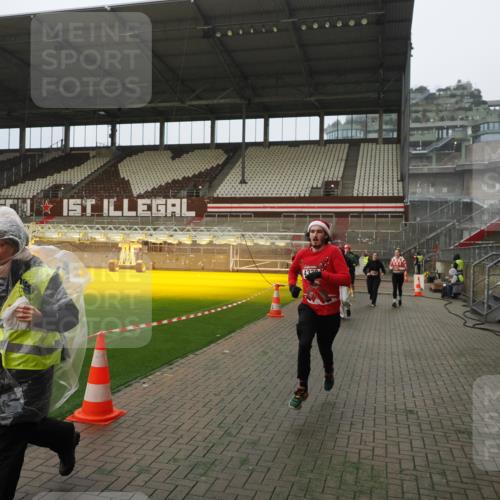 07.12.2025 - St. Pauli X-Mass-Run No. 15 Fabian Wolf http://msf.ph/oto/9389153 07.12.2025 10:21:07 Ziel 1386, 1407, 1898, 1900, 2565, 3984, 4338 meine-sportfotos.de