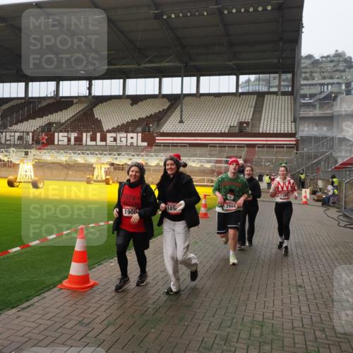 07.12.2025 - St. Pauli X-Mass-Run No. 15 Fabian Wolf http://msf.ph/oto/9389178 07.12.2025 10:21:10 Ziel 1386, 1407, 1898, 1900, 2565, 3984, 4338 meine-sportfotos.de
