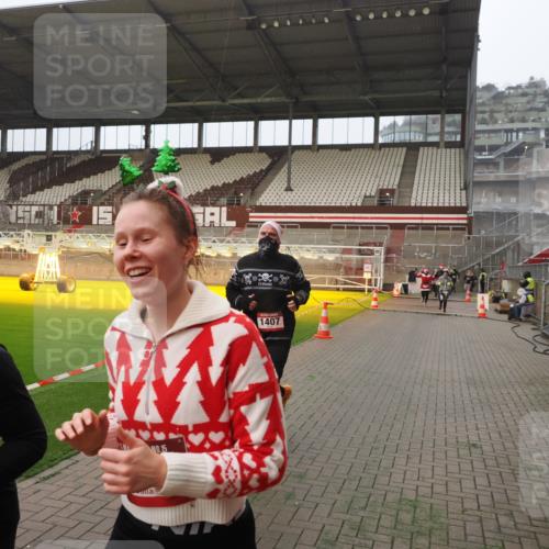 07.12.2025 - St. Pauli X-Mass-Run No. 15 Fabian Wolf http://msf.ph/oto/9389223 07.12.2025 10:21:12 Ziel 1386, 1407, 1898, 1900, 2173, 2565, 3849, 3984, 4338 meine-sportfotos.de