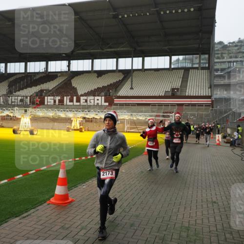 07.12.2025 - St. Pauli X-Mass-Run No. 15 Fabian Wolf http://msf.ph/oto/9389269 07.12.2025 10:21:19 Ziel 1326, 1386, 1407, 1898, 1900, 2173, 2565, 3062, 3384, 3540, 3541, 3848, 3849, 3984, 4117, 4338 meine-sportfotos.de