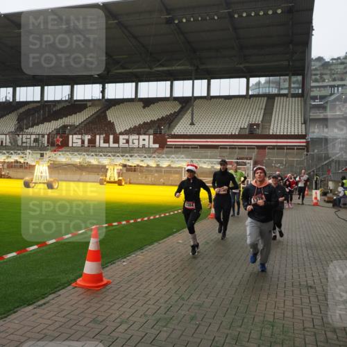 07.12.2025 - St. Pauli X-Mass-Run No. 15 Fabian Wolf http://msf.ph/oto/9389319 07.12.2025 10:21:23 Ziel 149, 270, 1326, 1386, 1407, 2173, 2565, 3062, 3091, 3384, 3540, 3541, 3848, 3849, 3984, 3988, 4117, 4338 meine-sportfotos.de