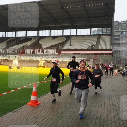 07.12.2025 - St. Pauli X-Mass-Run No. 15 Fabian Wolf http://msf.ph/oto/9389329 07.12.2025 10:21:24 Ziel 149, 270, 1326, 1407, 2173, 2927, 3062, 3091, 3384, 3540, 3541, 3848, 3849, 3984, 3988, 4117, 4338 meine-sportfotos.de