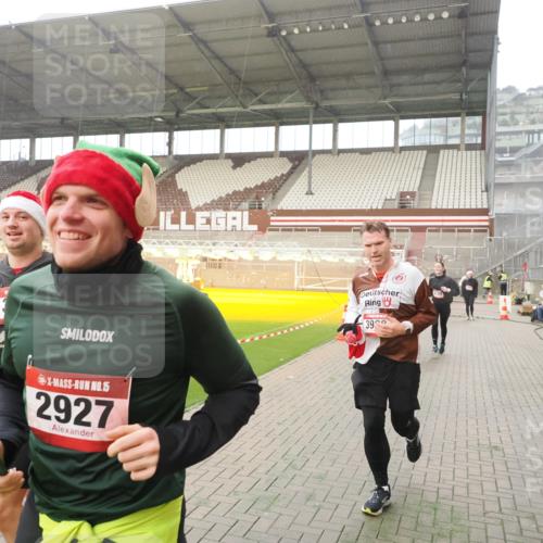07.12.2025 - St. Pauli X-Mass-Run No. 15 Fabian Wolf http://msf.ph/oto/9389412 07.12.2025 10:21:30 Ziel 149, 270, 1326, 2173, 2927, 2997, 3062, 3091, 3384, 3540, 3541, 3848, 3849, 3988, 4117, 4158, 4169, 4170 meine-sportfotos.de