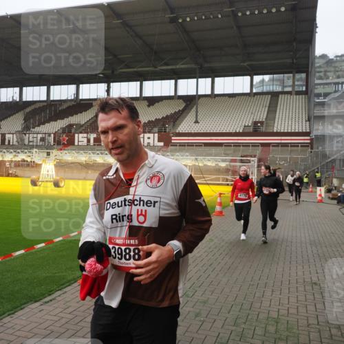 07.12.2025 - St. Pauli X-Mass-Run No. 15 Fabian Wolf http://msf.ph/oto/9389427 07.12.2025 10:21:31 Ziel 149, 270, 1326, 2173, 2927, 2997, 3062, 3091, 3384, 3540, 3541, 3848, 3849, 3988, 4117, 4158, 4169, 4170 meine-sportfotos.de