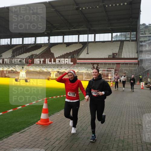 07.12.2025 - St. Pauli X-Mass-Run No. 15 Fabian Wolf http://msf.ph/oto/9389452 07.12.2025 10:21:32 Ziel 149, 270, 1326, 2927, 2997, 3062, 3091, 3384, 3540, 3541, 3848, 3849, 3988, 4117, 4158, 4169, 4170 meine-sportfotos.de
