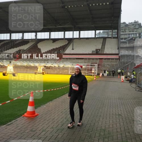 07.12.2025 - St. Pauli X-Mass-Run No. 15 Fabian Wolf http://msf.ph/oto/9389531 07.12.2025 10:21:42 Ziel 2927, 2997, 3091, 3988, 4158, 4169, 4170 meine-sportfotos.de